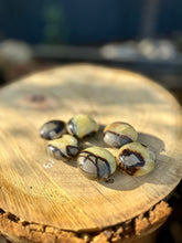 Load image into Gallery viewer, Septarian Palm Stones