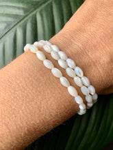 Load image into Gallery viewer, Trochus Shell Rice Bead Bracelet.