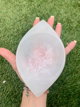 Load image into Gallery viewer, Selenite/Satin spa Eye Shape Bowls