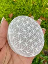 Load image into Gallery viewer, Selenite/Satin Spa Flower Plate.