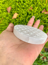 Load image into Gallery viewer, Selenite/Satin Spa Flower Plate.