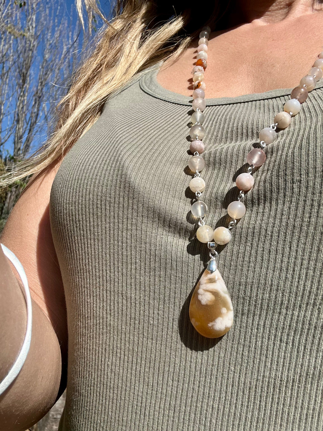 Flower Agate Wire Necklace
