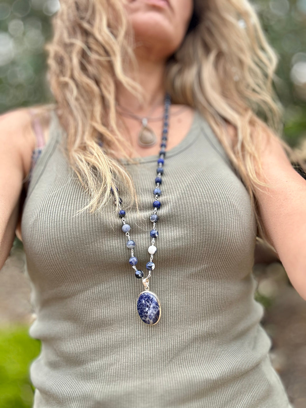 Sodalite Wire Necklace With Lapis Lazuli.